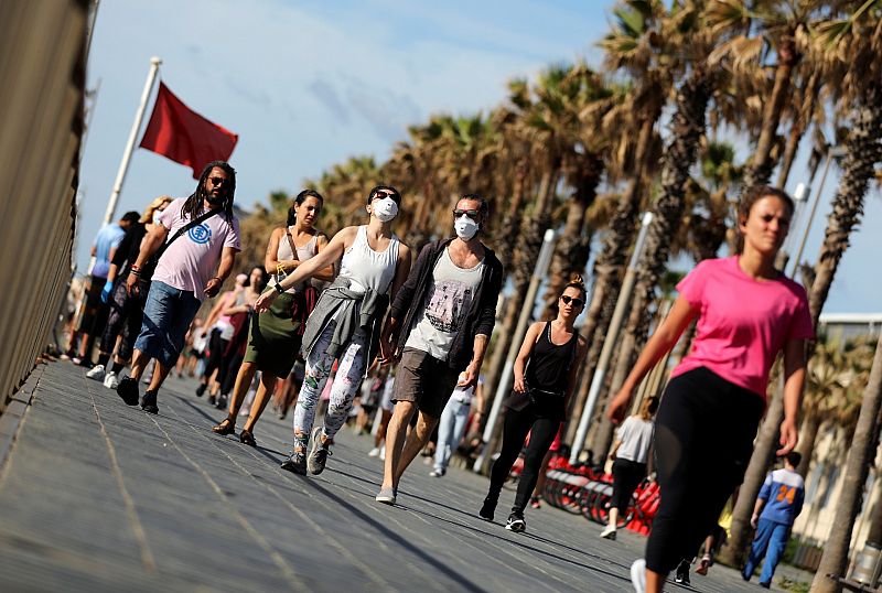 Calles, paseos , zonas verdes y playas de toda España se han llenado este sábado de 'runners' y gente paseando de todas las edades.