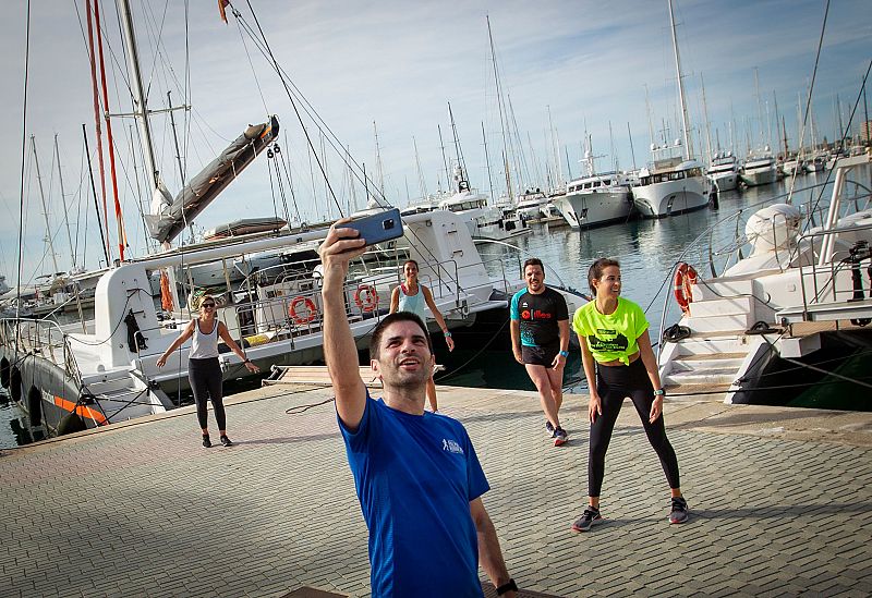 Un hombre se hace un selfie mientras hace ejercicio en Palma de Mallorca.