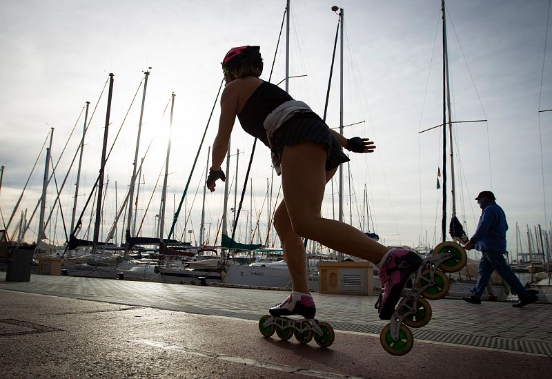 Una mujer patina en Palma de Mallorca durante las horas permitidas por el Gobierno.