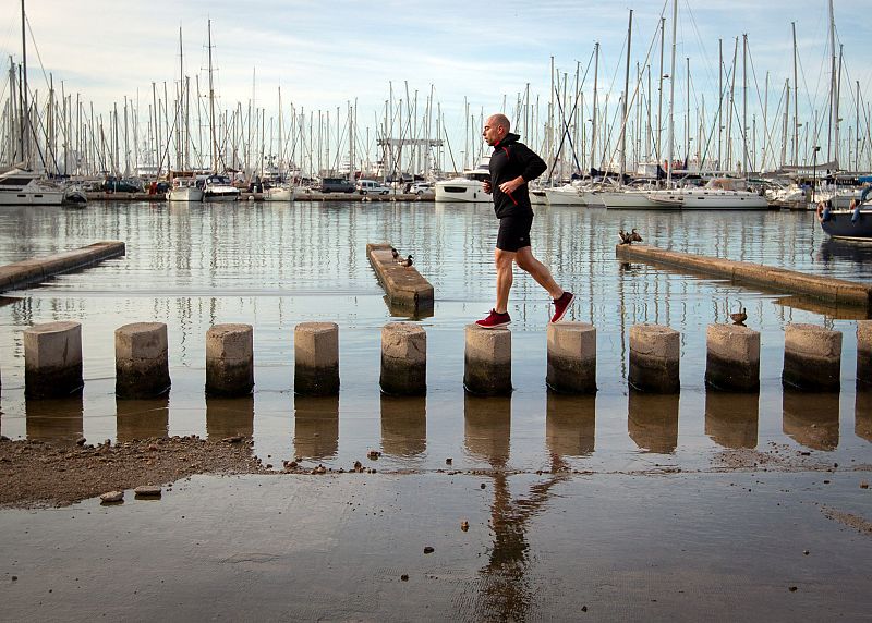 Un hombre corre en Palma de Mallorca por primera vez desde que se decreto el estado de alarma para evitar la propagación del virus.