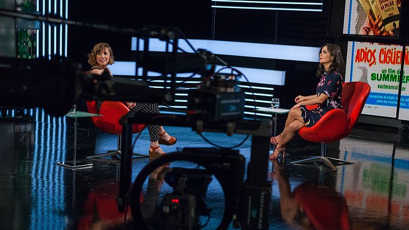 Elena Sánchez en el plató con la colaboradora Andrea G. Bermejo