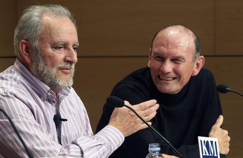 Julio Anguita (i), junto al exlehendakari Juan José Ibarretxe (d), en la presentación en San Sebastián de su último libro "Combates de este tiempo"