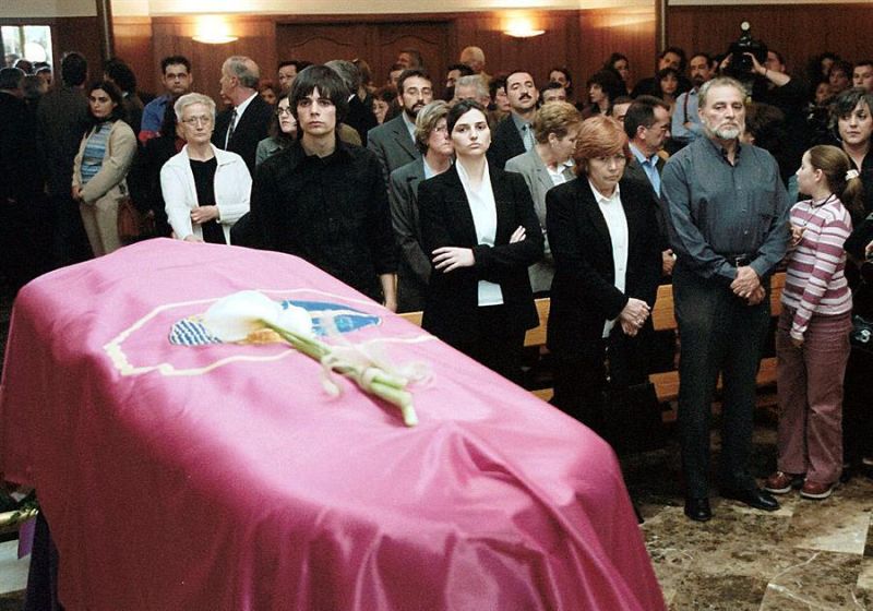 Julio Anguita (dcha) y su ex mujer Antonia Parrado durante el funeral de su hijo, el periodista Julio Anguita Parrado, fallecido en Bagdad. 