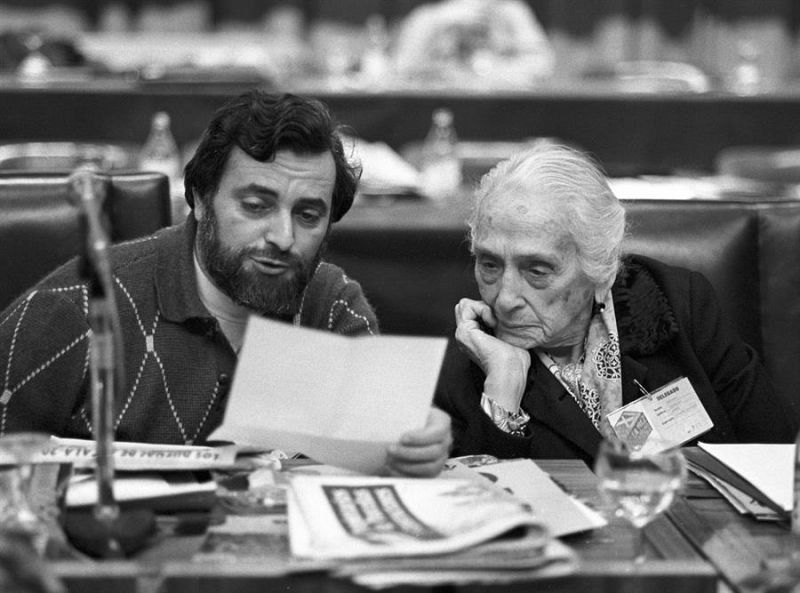 Julio Anguita, presidente del XI Congreso del Partido Comunista de España (PCE), conversa con la presidenta del partido, Dolores Ibárruri, durante una sesión del plenario en 1983.