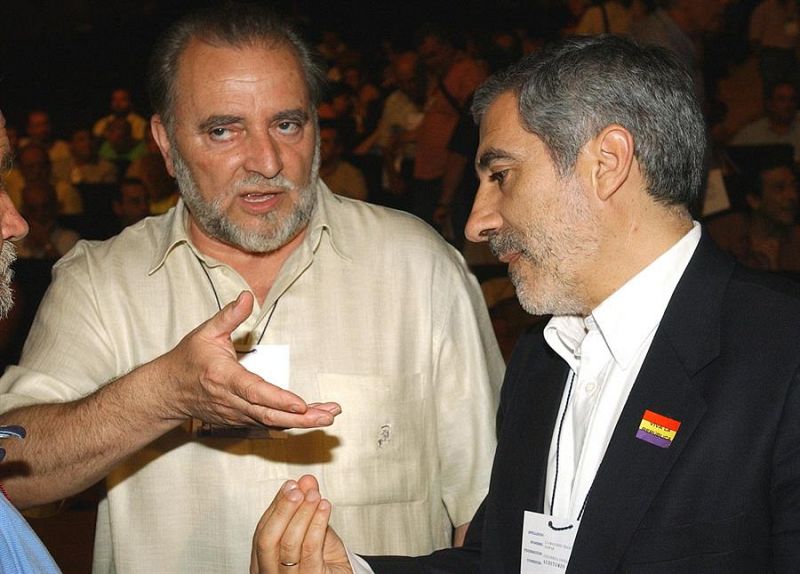 El coordinador general de Izquierda Unida, Gaspar Llamazares (d), conversa con su antecesor Julio Anguita (i), momentos antes de dar comienzo la jornada inaugural del XVII Congreso de PCE en 2005.