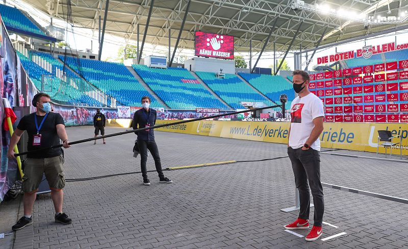 Imagen: Julian Nagelsmann, entrevistado antes del partido con mascar y distancia de dos metros