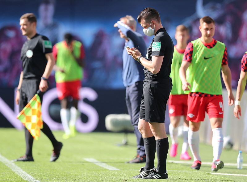 Imagen: El cuatro árbitro, Alexander Sather, con mascarilla durante el RB Leipzig vs Friburgo.