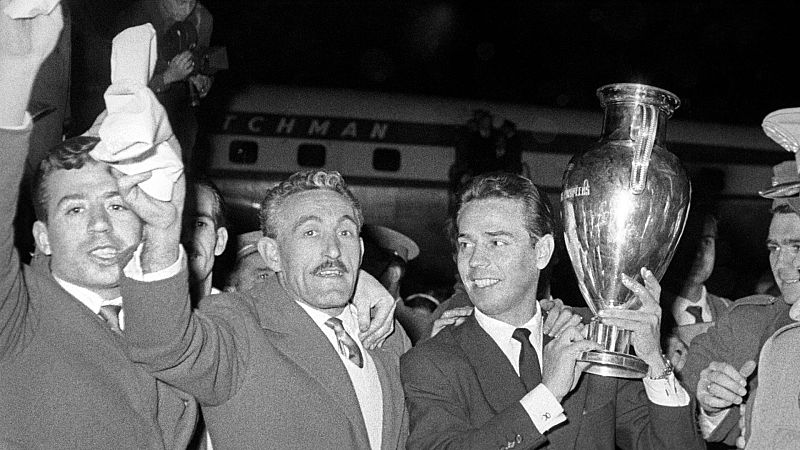 Decenas de aficionados del Real Madrid fueron a recibir al equipo