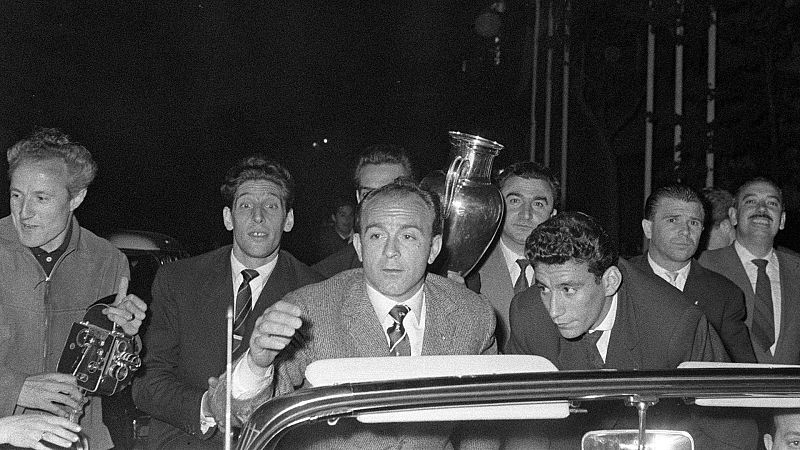 Los jugadores pasean la 'Quinta' en varios descapotables