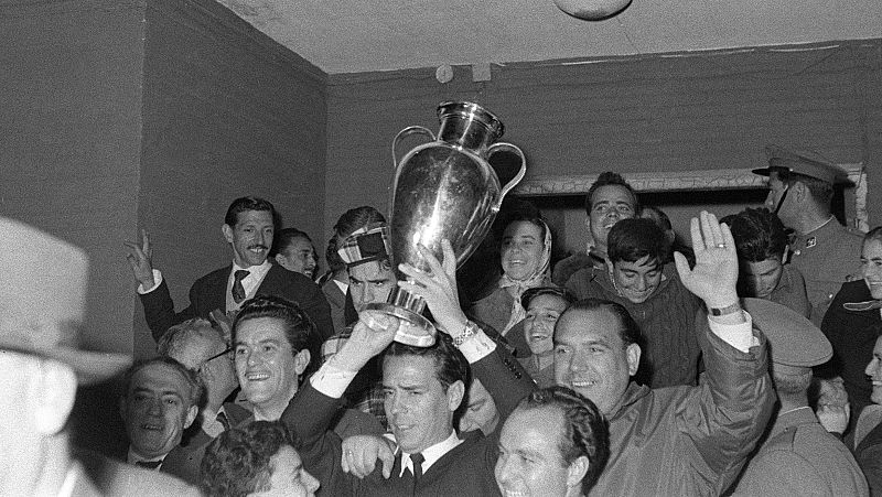 Zárraga muestra a los seguidores del Real Madrid en el aeropuerto