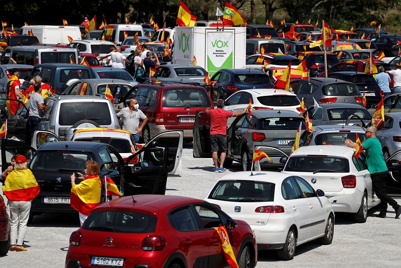 Manifestantes en coche protestan por la gestión del Gobierno en Málaga.