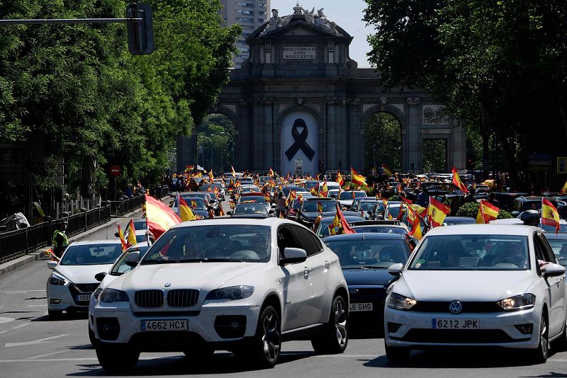 Numerosos coches se unen a la llamada "caravana por la libertad" en Madrid promovida por Vox.