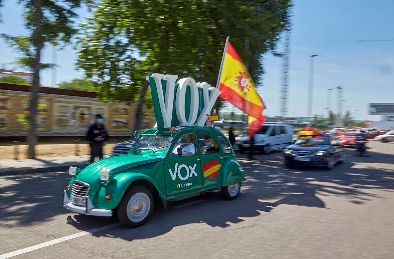 Unos 200 vehículos han tomado parte en la manifestación convocada por la formación de ultraderecha VOX denominada "Caravana por España y su libertad" este sábado.