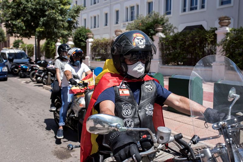 Motoristas participan en Mallorca en la manifestación promovida por Vox en contra de la gestión del Gobienro de la pandemia del coronavirus.