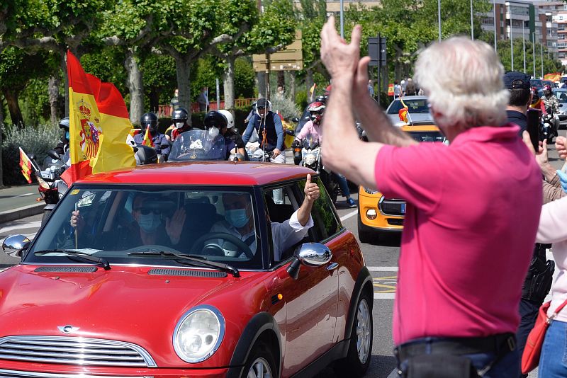 Un hombre aplaude al paso de los manifestantes en coche y moto en Valladolid.