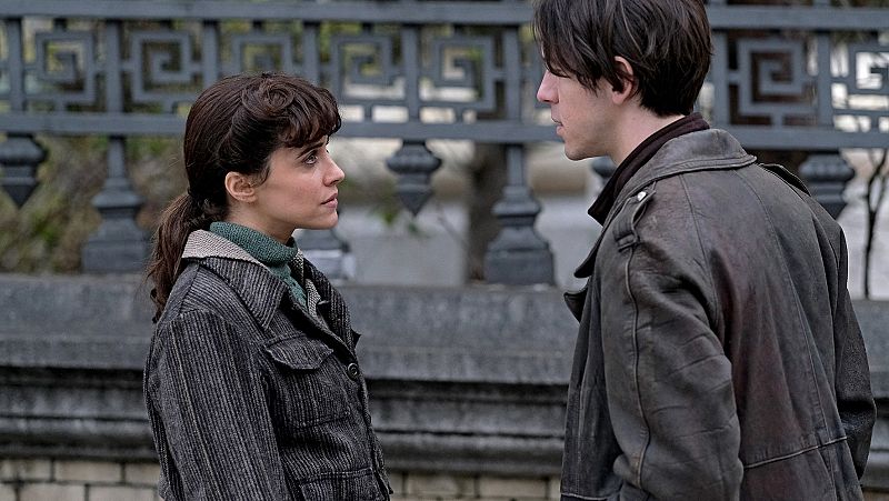  Lola se encuentra con un antiguo amigo