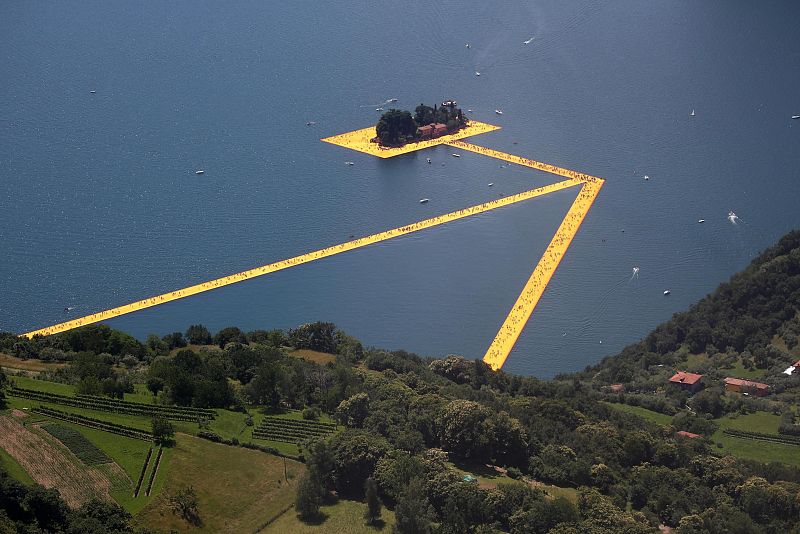 Una vista general que muestran a personas cruzando por los muelles flotantes en el lago Iseo durante la apertura de la obra de arte cerca de Sulzano, en el norte de Italia, el 18 de junio de 2016.