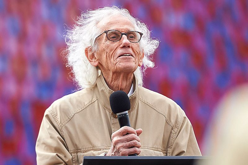 En esta foto de archivo tomada el 18 de junio de 2018, el artista búlgaro Christo Vladimirov Javacheff, más conocido como 'Christo', habla mientras revela su obra de arte, 'The Mastaba' en el lago Serpentine en Hyde Park en Londres.