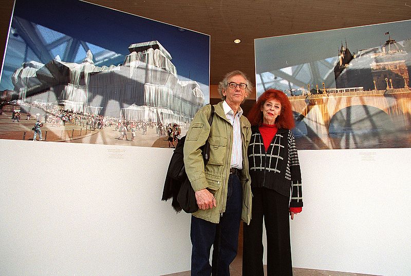 En esta foto de archivo tomada el 29 de enero de 2002, Christo y Jeanne-Claude posan para una foto en la Galería Nacional de Arte de Washington.