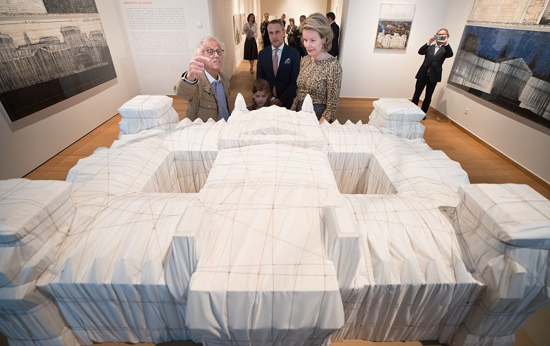 En esta foto de archivo tomada el 24 de octubre de 2017, el artista Christo habla con la Reina Mathilde de Bélgica mientras observan un modelo del proyecto de 1995 "Reichstag envuelto".