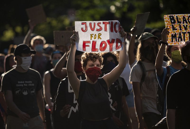 Los manifestantes se dirigen hacia el Capitolio para protestar por la muerte de un afroamericano a manos de un agente en Minneápolis.