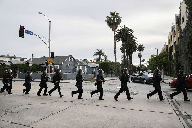 El gobernador de California, Gavin Newsom, ha desplegado las tropas de la Guardia Nacional en el condado de Los Ángeles para frenar los disturbios que ocurrieron en medio de algunas manifestaciones.