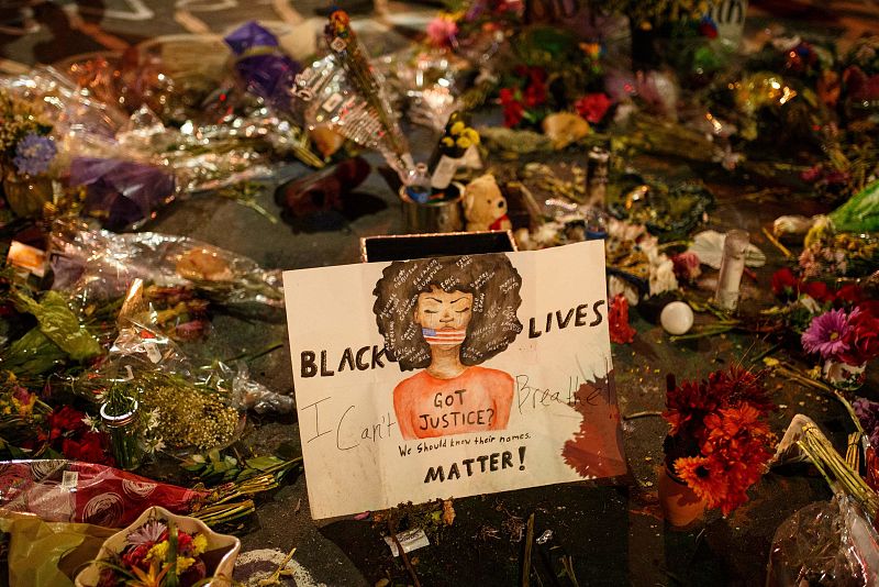 Un memorial improvisado en honor al afroamericano, George Floyd, mientra se cumple una semana de su muerte, el pasado 1 de junio de 2020 en Minneapolis.