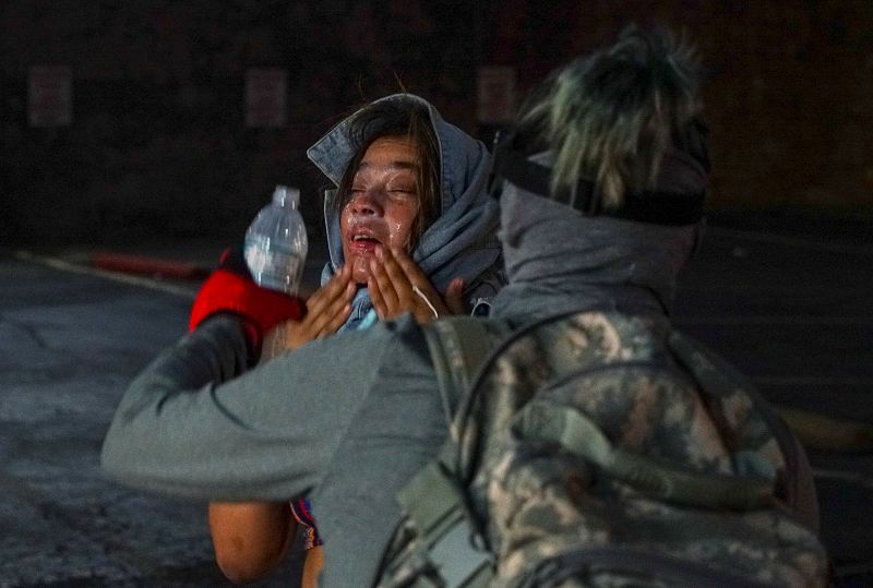 Un manifestante se lava los ojos después de recibir un impacto de gases lacrimógenos durante una protesta contra la muerte de George Floyd.