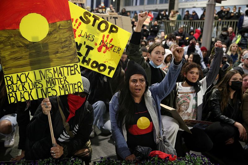 En Sydney, Australia centenares de personas se manifiestan en solidaridad con los estadounidenses por la muerte del hombre afroamericano.