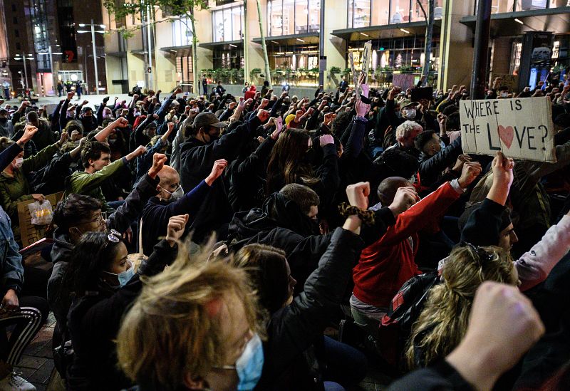 Los manifestantes levantan los puños durante una prostesta en Sidney por la muerte de George Floyd.