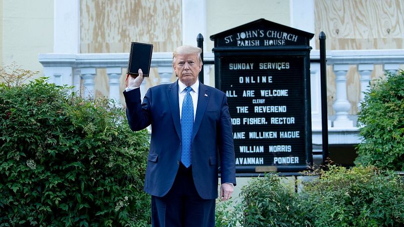 Trump sostiene la Biblia ante la iglesia de St. John's