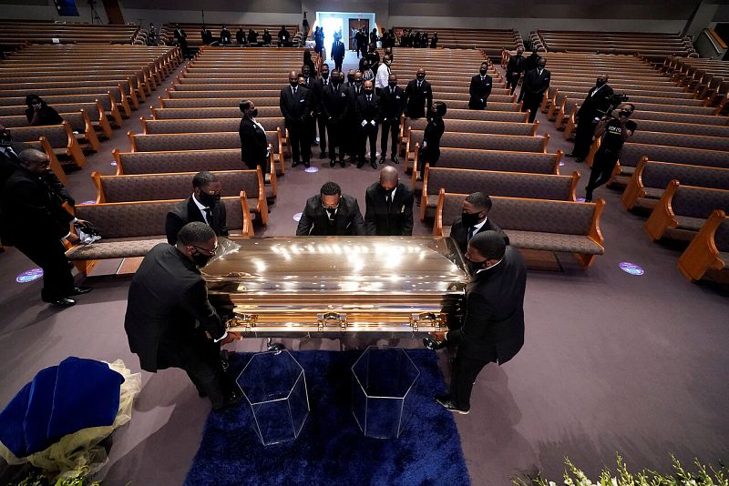 Colocan el féretro en la Iglesia de la Fuente de la Alabanza (Houston)