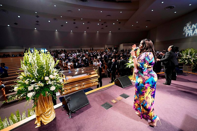 Una cantante actúa mientras llegan los invitados