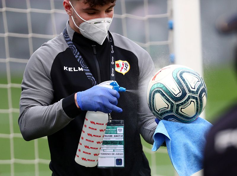 Un recogepelotas desinfecta los balones antes del Rayo-Albacete.