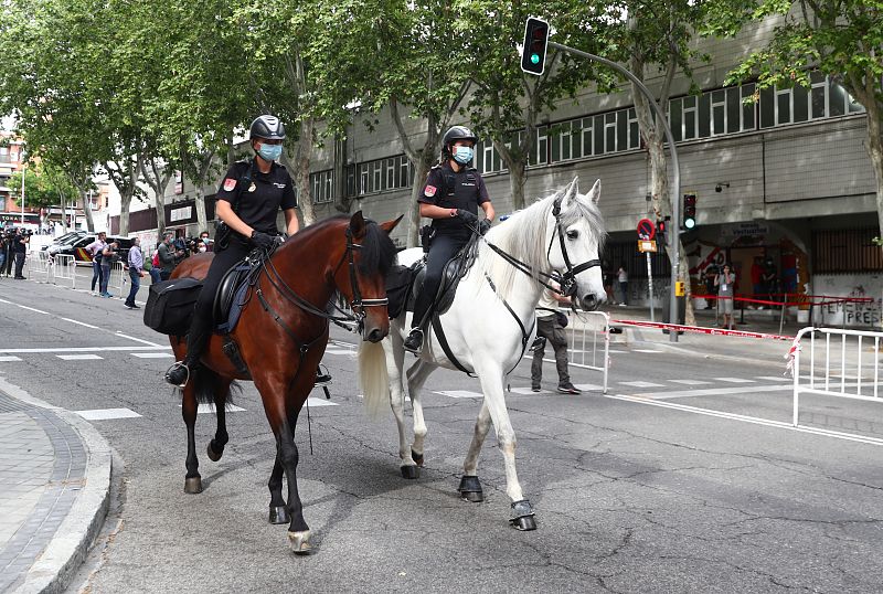 Policías a caballo y con mascarilla en las inmediaciones del estadio de Vallecas.