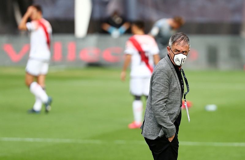 El entrenador del Albacete, con mascarilla antes del encuentro.