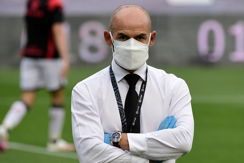 Paco Jémez, con mascarilla y guantes durante el duelo de Vallecas.