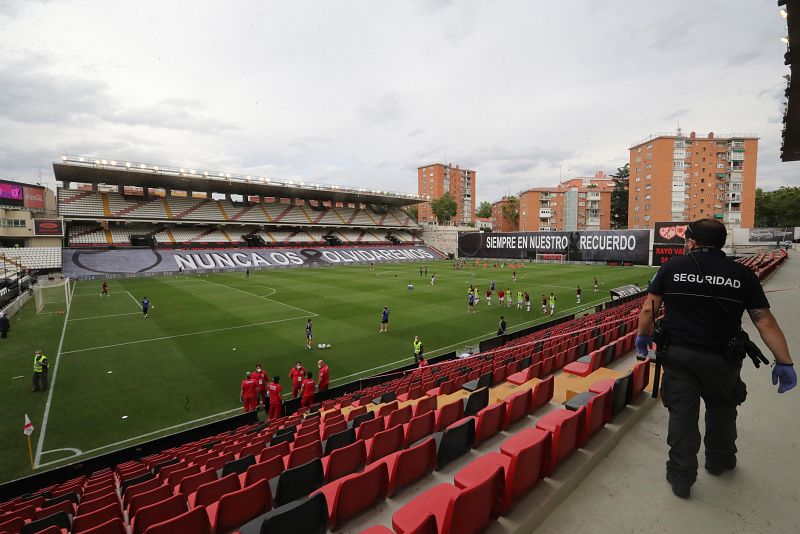 Vigilantes de la seguridad durante el calentamiento previo al Rayo-Albacete.