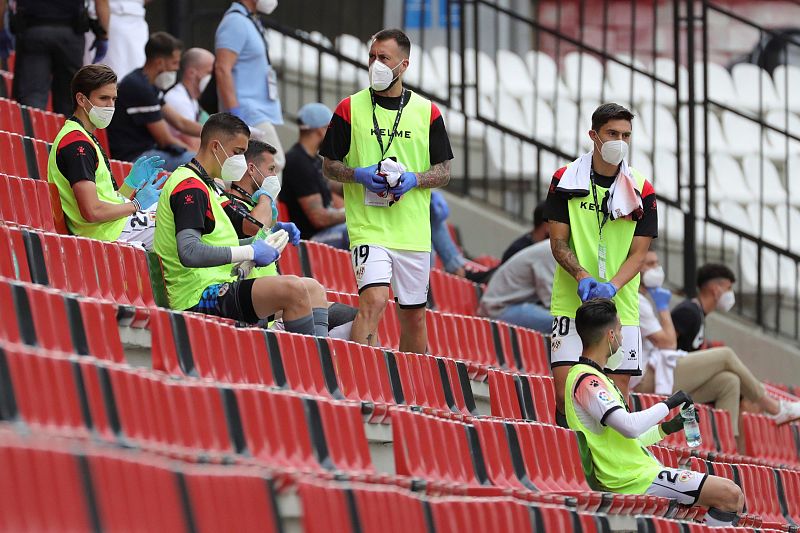 Los componentes del banquillo ocupan sus butacas en la grada de Vallecas.