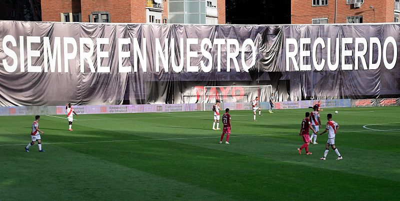 Recuerdo para los fallecidos por la pandemia Covid-19 en el estadio de Vallecas.