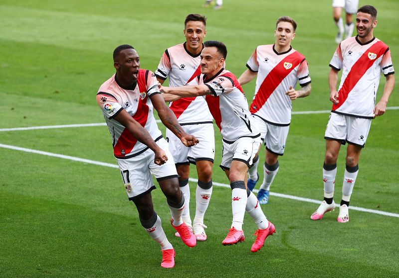 El peruano Luis Advíncula celebra el único gol del partido, que significó la victoria para los locales: 1-0.