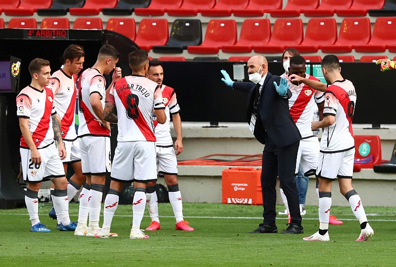 Paco Jémez da órdenes a sus jugadores durante la pausa para rehidratarse.