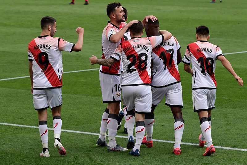 Los jugadores del Rayo celebran el gol de Advíncula.