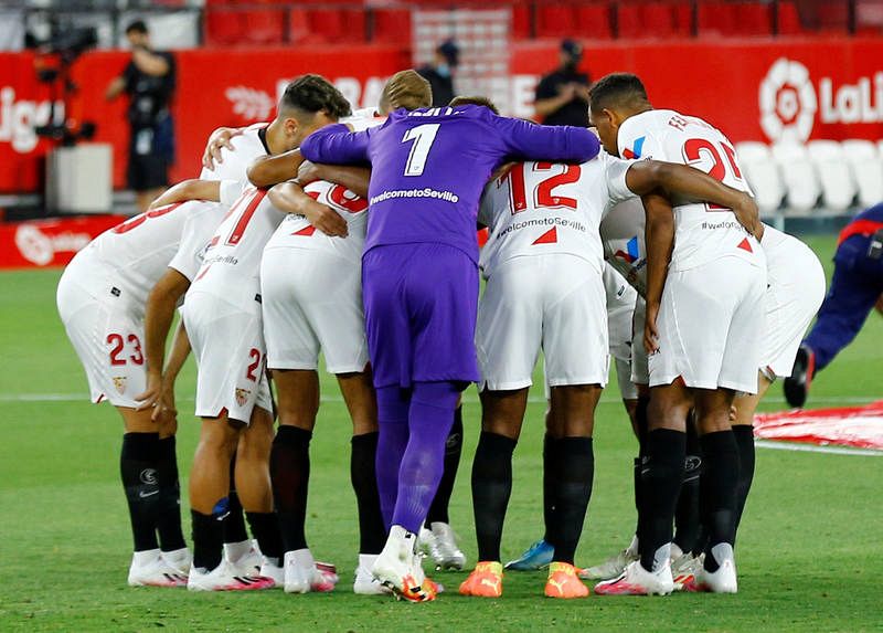  ABRAZOS Y AFICIONADOS EN EL SEVILLA - BETIS