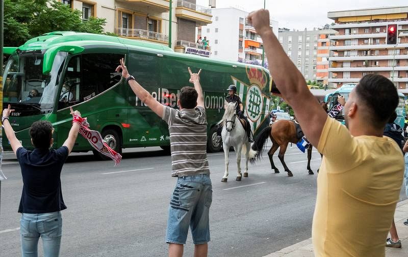  ABRAZOS Y AFICIONADOS EN EL SEVILLA - BETIS