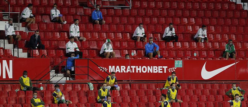 ABRAZOS Y AFICIONADOS EN EL SEVILLA - BETIS