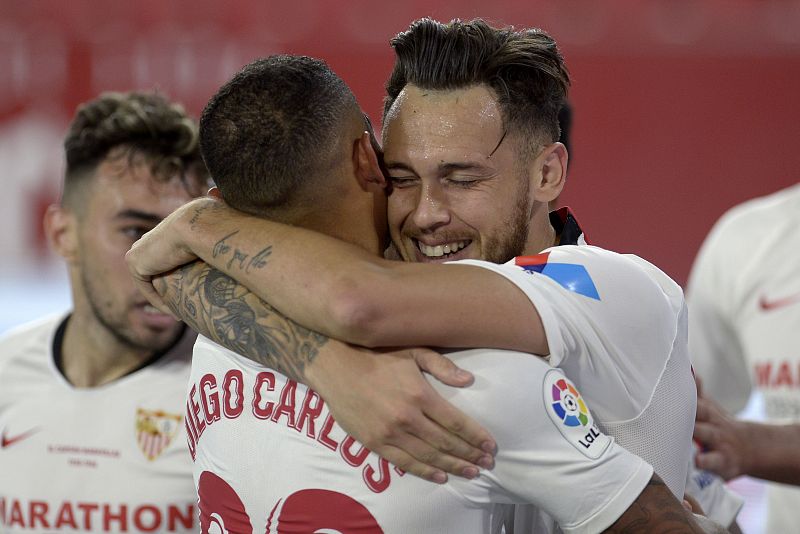 ABRAZOS Y AFICIONADOS EN EL SEVILLA - BETIS