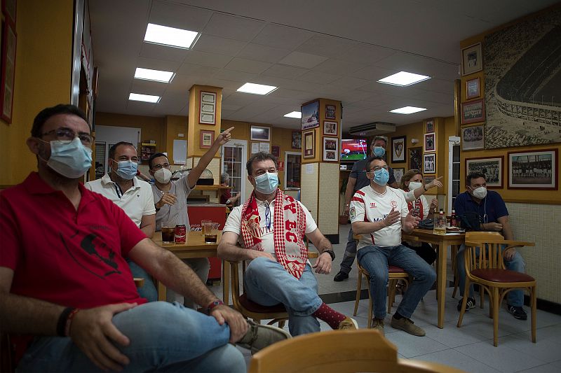 ABRAZOS Y AFICIONADOS EN EL SEVILLA - BETIS