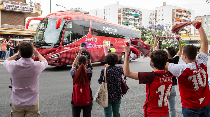 ABRAZOS Y AFICIONADOS EN EL SEVILLA - BETIS