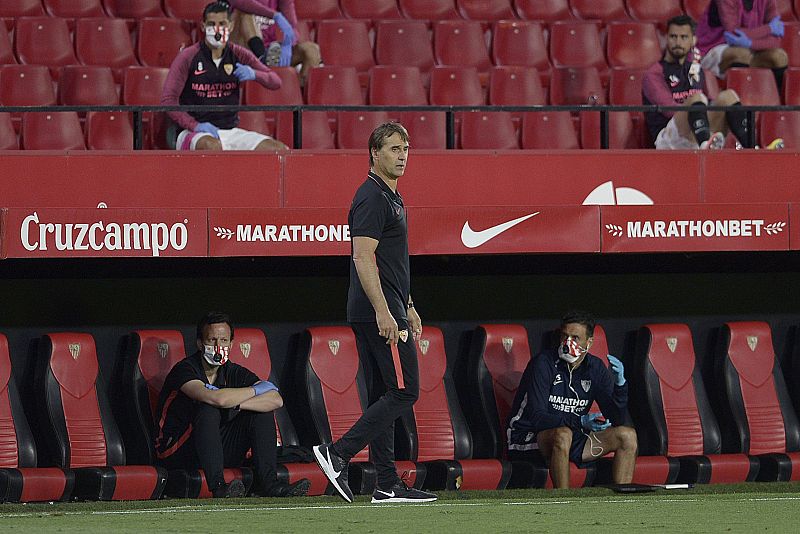 ABRAZOS Y AFICIONADOS EN EL SEVILLA - BETIS